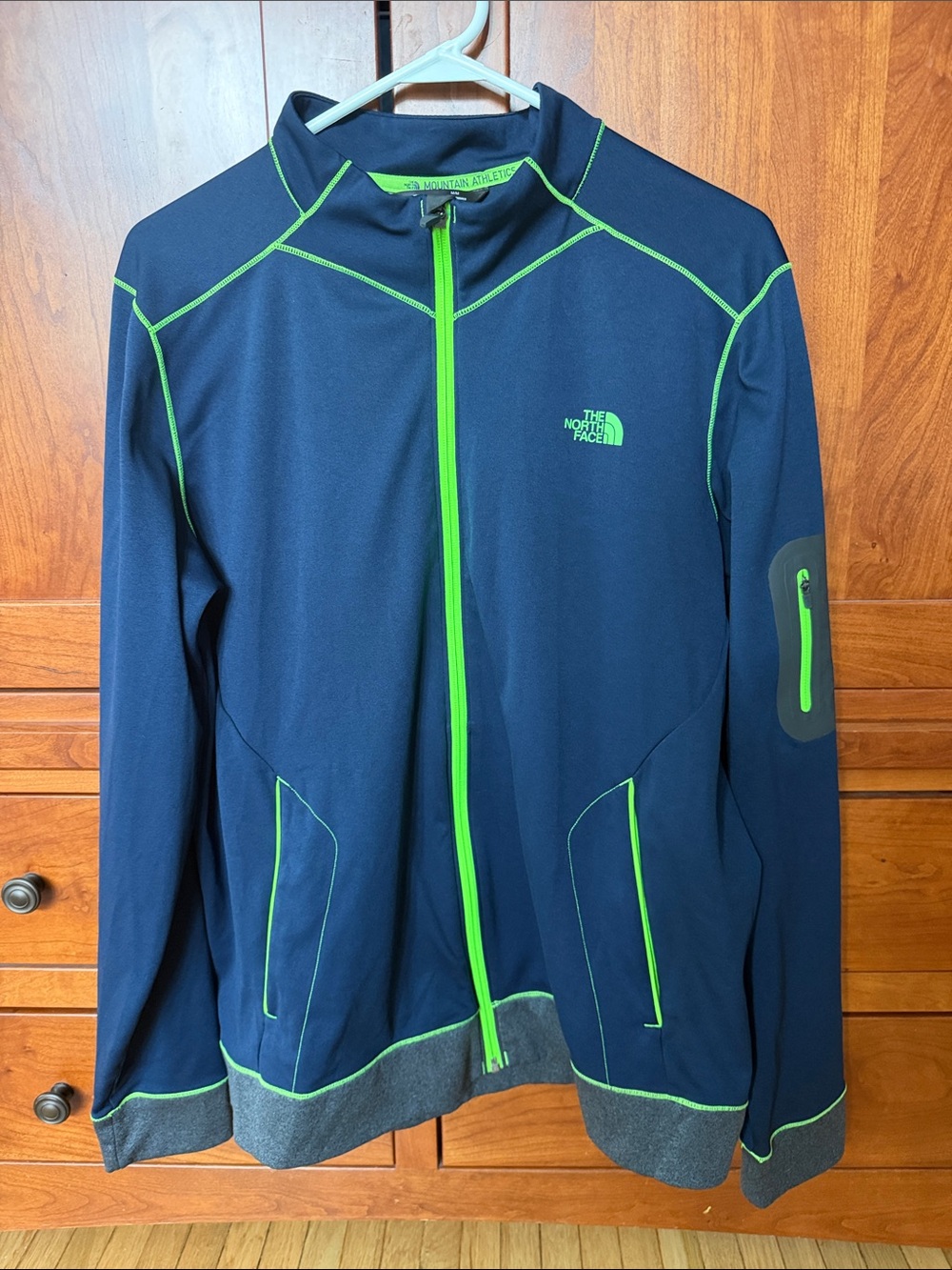 Men’s The North Face navy neon green full zip mountain athletic training jacket